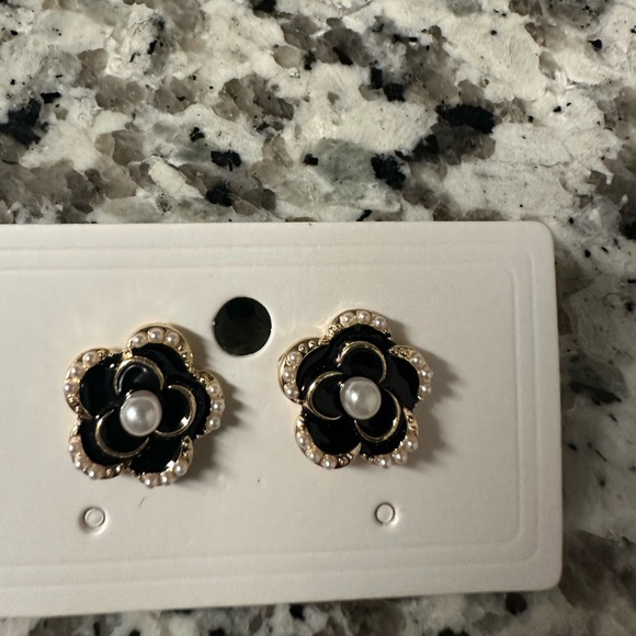 ROSE SHAPED FAUX PEARL STUD EARRINGS - Picture 5 of 6